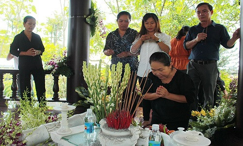 Rất đông người dân sau khi viếng nguyên Thủ tướng thì lại đây thắp hương cho bà Sáu, người vợ quá cố của nguyên Thủ tướng.