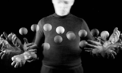 Những người mắc hội chứng này không thể cảm nhận được chuyển động theo đúng vận tốc thông thường, và thậm chí có thể thấy thời gian đứng yên.