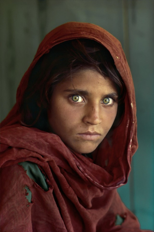 Steve McCurry gây chú ý với bức ảnh cô bé Sharbat Gula, một học sinh trong khu tị nạn có đôi mắt đầy ám ảnh. Khi chụp bức ảnh này, Gula mới 12 tuổi.