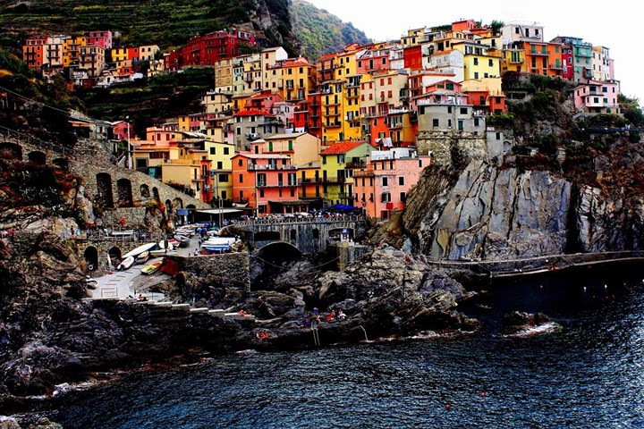 Manarola, Italy. Làng đánh cá và làm rượu vang sặc sỡ này nằm trên rìa của một vách đá dọc theo biển Ligurian. Rong ruổi bách bộ, nhâm nhi vang địa phương và đi thuyền buồm lúc hoàng hôn là chương trình hoàn hảo cho một chuyến đi lãng mạn.