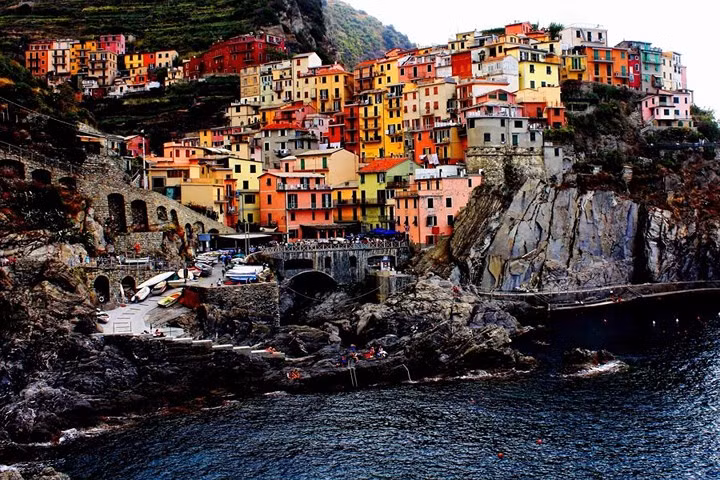 Manarola, Italy. Làng đánh cá và làm rượu vang sặc sỡ này nằm trên rìa của một vách đá dọc theo biển Ligurian. Rong ruổi bách bộ, nhâm nhi vang địa phương và đi thuyền buồm lúc hoàng hôn là chương trình hoàn hảo cho một chuyến đi lãng mạn.