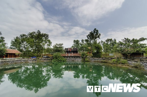 Nước trong “giếng không đáy” mùa này có màu ngọc lục bảo rất đẹp