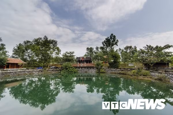 Nước trong “giếng không đáy” mùa này có màu ngọc lục bảo rất đẹp