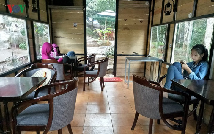 Đến nơi này, du khách thư thái thưởng thức cà phê vừa ngắm cảnh.