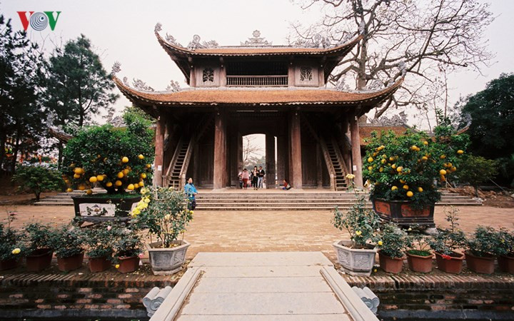 Bước qua tam quan là lầu chuông và lầu trống nằm đối xứng hai bên. Cạnh lầu chuông là một hồ nước trong xanh như mở ra thêm không gian tĩnh mịch cho ngôi chùa.