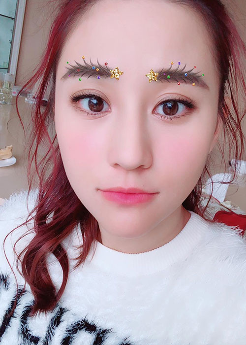 Laurinda được nhiều thương hiệu thời trang, trang sức, mỹ phẩm mời chào làm người mẫu quảng cáo nhờ vẻ ngoài xinh đẹp. Cô được ca ngợi là cô "con gái vàng" của Stanley Ho.