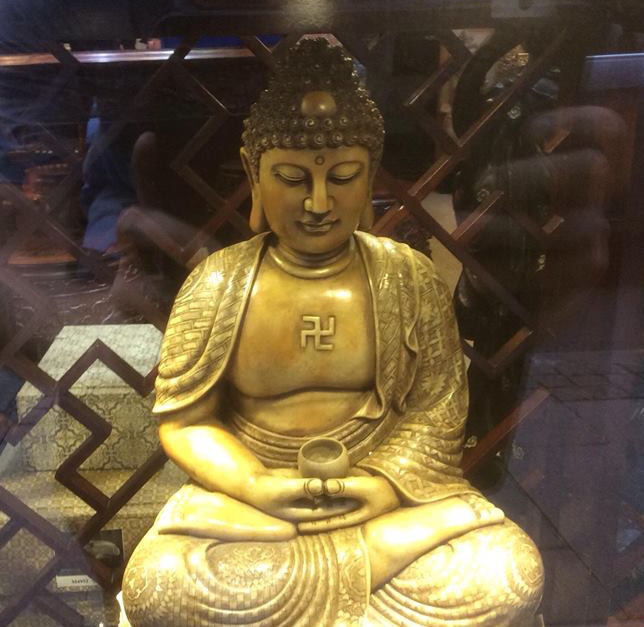 Về ý nghĩa của chữ Vạn, Từ Điển Phật Học Huệ Quang giải thích nó có nghĩa là cát tường hải vân hay cát tường hỷ toàn.