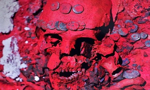 Năm 1994, nhà khảo cổ học Arnoldo Gonzales Cruz và nhóm nghiên cứu của ông đã phát hiện bộ xương "Nữ hoàng Đỏ" khi nghiên cứu tại ngôi đền XIII ở Palenque, Mexico.