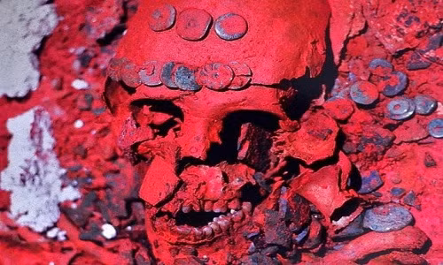 Năm 1994, nhà khảo cổ học Arnoldo Gonzales Cruz và nhóm nghiên cứu của ông đã phát hiện bộ xương "Nữ hoàng Đỏ" khi nghiên cứu tại ngôi đền XIII ở Palenque, Mexico.