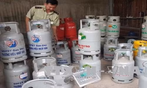 Thời gian qua, lực lượng QLTT đã phát hiện nhiều trường hợp sang chiết gas trái phép. Ảnh: T.Hằng.