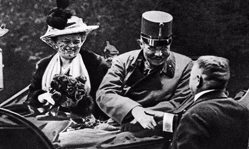 Thái tử Áo - Hung Franz Ferdinand ngồi trên xe cùng phu nhân. Bức ảnh này được chụp đúng vào ngày ông bị ám sát - ngày 28/6/1914. Vụ ám sát Thái tử Áo - Hung đã châm ngòi cho Chiến tranh thế giới 1 bùng nổ.