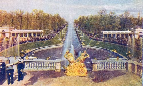 Cung điện đẹp ở Leningrad với nhiều đài phun nước tuyệt đẹp thu hút đông người dân ghé thăm.