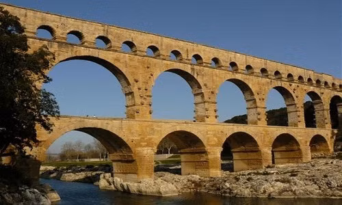 Kỹ sư La Mã đã xây dựng hệ thống đường ống dẫn nước chôn ngay dưới chân cầu, dưới các nguồn nước để đến dẫn nước các khu vực xung quanh.