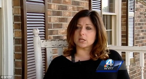 Tháng 3/2016, Leigh Anne Arthur, giáo viên trường Trung học hạt Union (Nam Carolina, Mỹ) vô tình để quên điện thoại trên bàn và bị học sinh xem trộm điện thoại có lưu một vài hình ảnh khỏa thân của mình. Học sinh trên đã dùng các tấm hình nhạy cảm trên để đe dọa giáo viên Arthur và tuyên bố sẽ gửi loạt ảnh nude cho bất cứ ai có nhu cầu muốn xem.