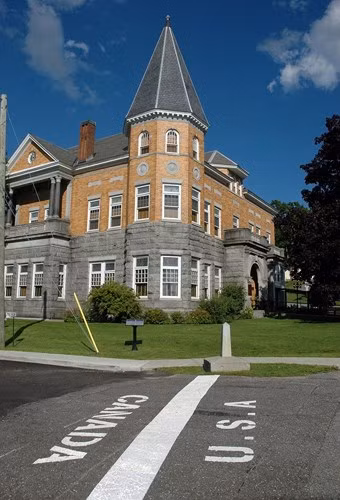 Thư viện là một tòa nhà bằng đá mang phong cách Queen Anne Revival cổ điển được xây dựng từ thế kỷ 20, mẫu điển hình của thư viện công cộng thời đó.