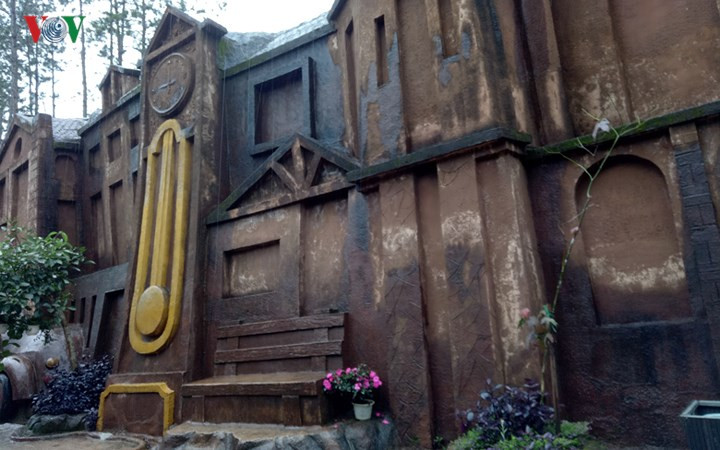 Các tác phẩm điêu khắc hiện rõ từng chi tiết.