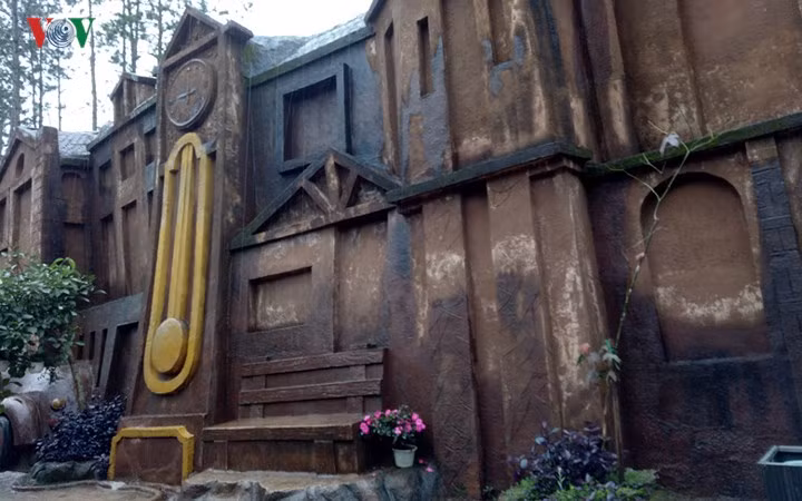 Các tác phẩm điêu khắc hiện rõ từng chi tiết.