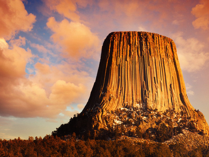Câu chuyện phổ biến nhất về ngọn núi này nói về một bộ lạc người Da Đỏ từng sống tại đây. Khu vực họ sinh sống có rất nhiều con gấu thường lui tới. Một ngày nọ, 7 bé gái chạy ra chơi đùa xa nơi bộ tộc sinh sống. Đột nhiên, một con gấu đen khổng lồ xông ra và định bắt những đứa trẻ để ăn thịt.