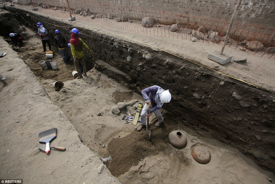 Người Chimu được cho là sinh sống nhờ việc đánh bắt cá và thực hiện tập tục thờ Mặt trăng. Theo quan niệm của người Chimu, Mặt trăng có sức mạnh to lớn hơn Mặt trời.