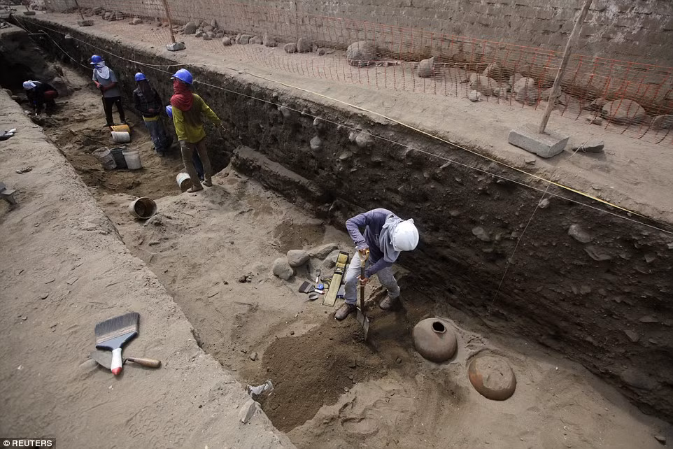 Người Chimu được cho là sinh sống nhờ việc đánh bắt cá và thực hiện tập tục thờ Mặt trăng. Theo quan niệm của người Chimu, Mặt trăng có sức mạnh to lớn hơn Mặt trời.