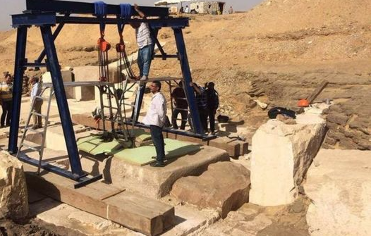 Hatshepset được cho là con gái của Pharaoh Eminikamaw, vị vua trị vì vương triều thứ 13 ở Ai Cập. Mặc dù các chuyên gia tìm thấy một chiếc hộp gỗ bên trong có chứa bốn bình kín, mỗi bình đều chứa cơ quan nội tạng của người được cho là công chúa Hatshepset nhưng không tìm được xác ướp của bà.