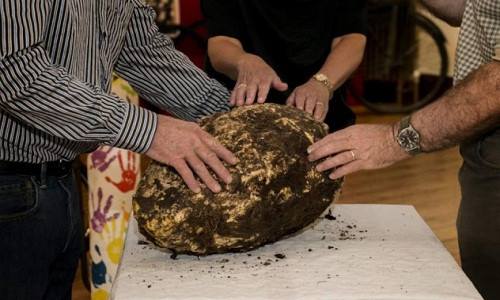 Vào năm 2016, một nhóm thợ cắt cỏ làm việc tại đầm lầy than bùn ở gần thị trấn Drakerath, Ireland phát hiện tảng bơ 2.000 năm tuổi nặng 10 kg. Tảng bơ này nằm cách mặt đầm 4m.