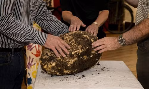 Vào năm 2016, một nhóm thợ cắt cỏ làm việc tại đầm lầy than bùn ở gần thị trấn Drakerath, Ireland phát hiện tảng bơ 2.000 năm tuổi nặng 10 kg. Tảng bơ này nằm cách mặt đầm 4m.