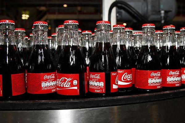 Việc mua một lon Coca mát lạnh để giải khát ở Cuba là không thể, do loại đồ uống phổ biến khắp thế giới này không được bày bán tại đây. Cùng với Triều Tiên, Cuba là quốc gia thứ hai trên thế giới cấm bán đồ uống nhãn hiệu Coca-Cola. Lệnh cấm này đã tồn tại trong gần 60 năm qua và mới được gỡ bỏ vào năm 2015.