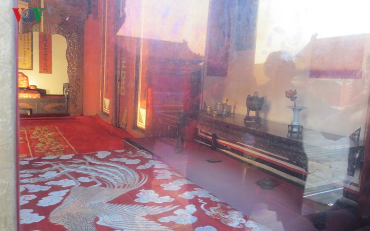 Chuyện chăn gối của Hoàng đế thường được các Thái giám chăm lo. Các thái giám ở Kính sự phòng - nơi lưu giữ sổ sách theo dõi và sắp xếp chuyện chăn gối của Hoàng đế - giúp Vua chọn ra cung nữ, phi tần để hầu hạ.