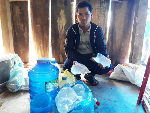 Người dân xã Cà Dy, huyện Nam Giang mua nhiều rượu gạo về sử dụng trong đám tiệc - Ảnh: LÊ TRUNG