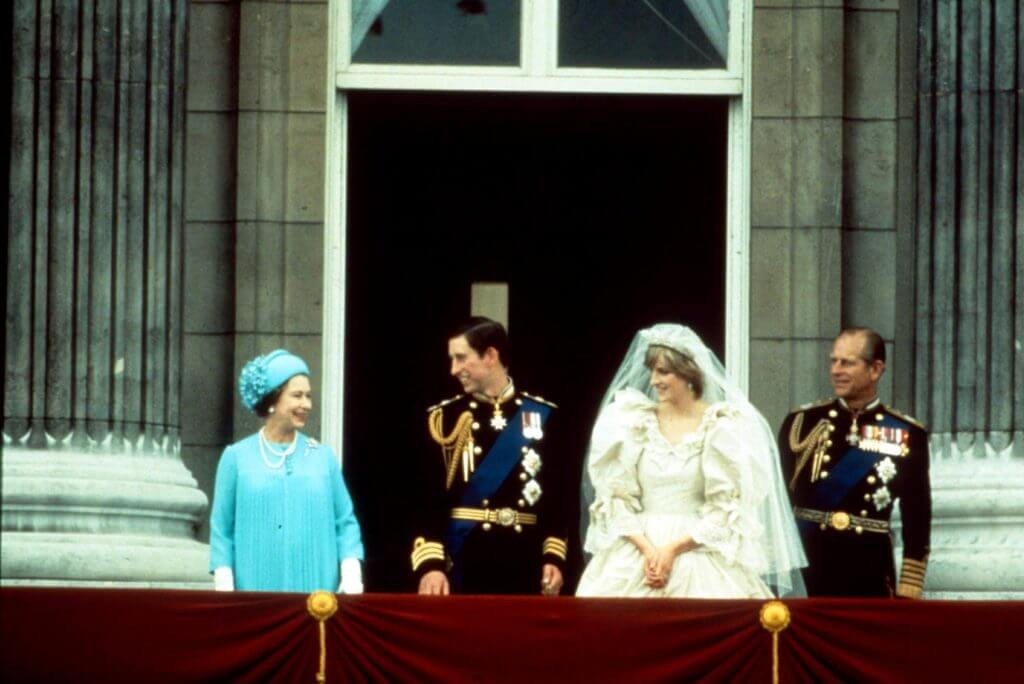 Bức ảnh chụp gia đình Nữ hoàng Anh Elizabeth II, Hoàng thân Philip bên Công nương Diana với Thái tử Charles trong ngày trọng đại.