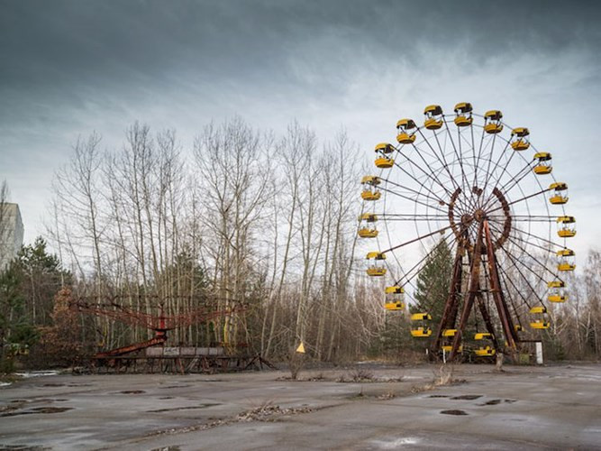 Chernobyl, Nga: Ngày 26/4/1986, vụ nổ nhà máy điện Chernobyl đã trở thành vụ tai nạn hạt nhân tồi tệ nhất trong lịch sử. Báo cáo năm 2005 của Chernobyl Forum kết luận rằng, có khoảng 50 người chủ yếu là công nhân trong nhà máy đã chết do phơi nhiễm phóng xạ. Họ ước tính 4.000 người khác có thể cũng chết sau đó do nhiễm phóng xạ. Tuy nhiên, tổ chức Hoà bình Xanh cho rằng, con số này cao hơn nhiều và lên đến 93.000 người. Sau hơn 30 năm vụ tai nạn xảy ra, các nhà khoa học ước tính phải 20.000 năm nữa người dân mới có thể sinh sống tại khu vực này.