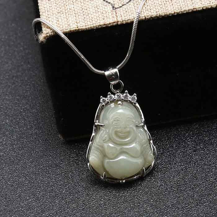 Mặt dây chuyền có hình Đức Phật Thích Ca, Phật Dược Sư… cũng được cho là cách thức hiệu quả để xua đuổi tà ma. Nó giống như tấm bùa hộ mệnh cầu bình an cho người đeo nó.