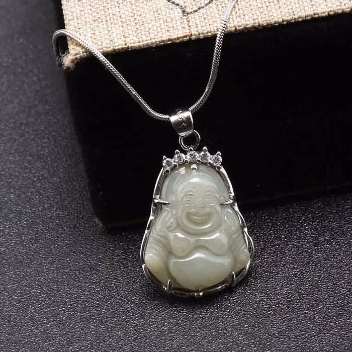 Mặt dây chuyền có hình Đức Phật Thích Ca, Phật Dược Sư… cũng được cho là cách thức hiệu quả để xua đuổi tà ma. Nó giống như tấm bùa hộ mệnh cầu bình an cho người đeo nó.