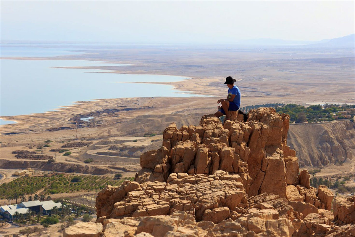Một hiện tượng bất thường xảy ra ở Biển Chết gây chú ý là liên tục tạo ra nhựa đường. Loại nhựa đường ở Biển Chết được người Ai Cập thời xưa sử dụng để ướp xác. Do vậy, người Hy Lạp thời cổ đại còn gọi nơi đây là hồ Nhựa Đường.