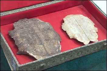 Giống như nhiều nền văn minh, người Trung Quốc thời xưa khá mê tín nên hoạt động xem bói nhằm dự đoán cát hung, tương lai khá phổ biến.