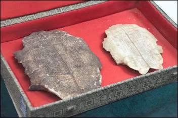 Giống như nhiều nền văn minh, người Trung Quốc thời xưa khá mê tín nên hoạt động xem bói nhằm dự đoán cát hung, tương lai khá phổ biến.