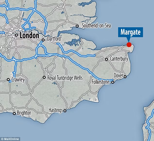 Bên cạnh bộ hài cốt, các nhà khảo cổ học còn tìm thấy nhiều hố sâu, lũy hào, đồ gốm và một cái hố rộng tại hang động Margate.