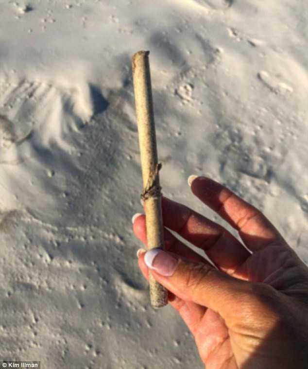 Khi mở nút chai rượu, bà Illman nhìn thấy một cuộn giấy in bằng tiếng Đức, ghi ngày 12/6/1886 ở bên trong.