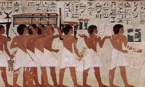 Nô lệ, người hầu thời Ai Cập cổ đại sợ những người cai trị qua đời hơn bất cứ điều gì. Nguyên nhân là vì họ có thể sẽ bị đem chôn sống để có thể tiếp tục hầu hạ chủ nhân ở thế giới bên kia.