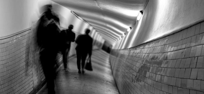 Hội chứng Alice ở xứ sở thần tiên (Alice in Wonderland syndrome) có những triệu chứng như gặp phải ảo giác, mất định hướng, mất cảm giác bản thể, thấy những điều kỳ diệu bay bổng...