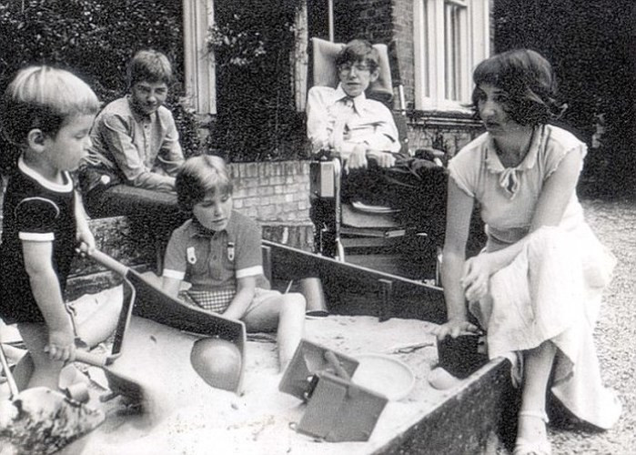 Cuộc sống hôn nhân của nhà vật lý Hawking hạnh phúc hơn khi có với nhau 3 người con. Tình cảm vợ chồng của ông cũng có lúc gặp "sóng gió" như bao người khác khi vợ của ông có những phút ngã lòng trước người đàn ông khác.