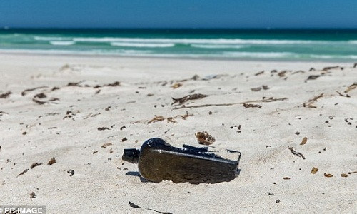 Bà Tonya Illman tìm được một chai rượu cổ nhất thế giới có chứa thông điệp bên trong gần đảo Wedge, Australia.