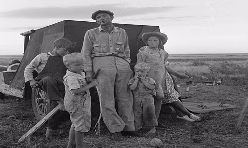 Người lao động nhập cư chụp ảnh bên các con nhỏ ở ngoại ô Perryton, Texas năm 1938. Gương mặt buồn bã của ông thể hiện phần nào cuộc sống khó khăn mà gia đình ông phải đối mặt.