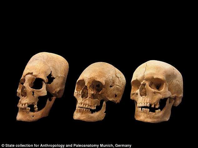 Những người này sau khi qua đời được chôn cất cùng với một số đồ mai táng của người dân địa phương cho thấy họ dường như thích nghi với văn hóa bản địa.