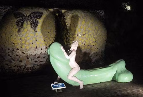 Ngoài những bức tượng miêu tả các tư thế quan hệ khác nhau, Công viên Tình yêu còn trưng bày những bức điêu khắc đá mang hình thù của bộ phận sinh dục nam và nữ. Mời quý độc giả xem video: Bức tượng bị sờ của quý đến nhẵn bóng để cầu tự (nguồn: VTC14)