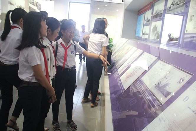 Ngay trong ngày khnh thành, đông đảo người dân, chiến sĩ, học sinh, sinh viên đã đến tham quan. Nhà trưng bày sẽ mở cửa từ 7h30 – 11h30, 13h30-17h30 từ thứ Hai đến thứ Sáu hàng tuần. Ảnh: Thanh Trần.