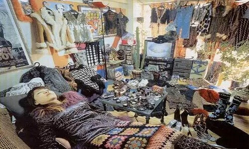 Gian phòng nhỏ hẹp nhưng chất đầy hàng hiệu của tín đồ cuồng Anna Sui