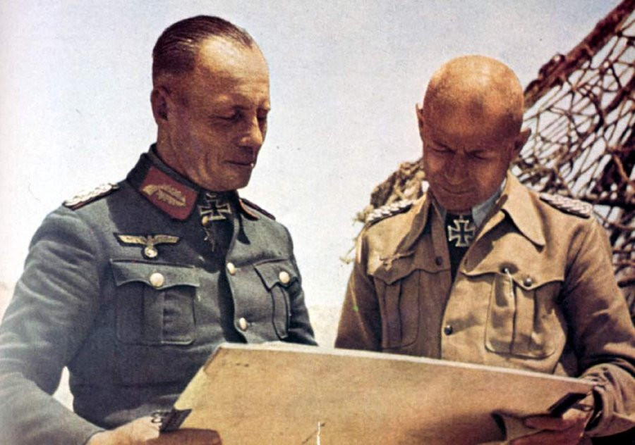 Các nhà điều tra người Anh từng cho hay họ phát hiện ra một mã số ở mặt sau của một bức ảnh của một người lính Đức cùng với cha mẹ của mình.