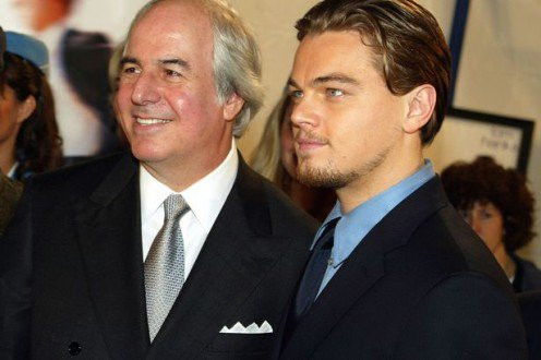 Kể từ đó, Abagnale tiếp tục hàng loạt phi vụ lừa đảo ở nhiều nước trên thế giới, trong đó nổi bật là việc y đóng giả làm phi công của Hãng Pan Am với cái tên Frank Williams và có những chuyến đi miễn phí vòng quanh thế giới.